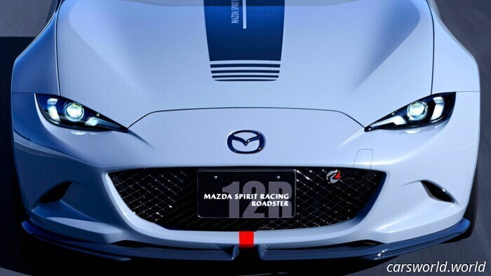 Новый Spirit Racing MX-5 12R от Mazda привлёк более 9 500 желающих при всего 200 доступных автомобилей, вызвав разговоры о последующем выпуске
20 часов назад
Брэд Андерсон
MX-5 Spirit Racing 12R получил модернизированный двигатель и амортизаторы Bilstein.
Mazda предлагает более дешёвую модель Spirit Racing, ограниченную 2 200 экземплярами.
Обе специальные версии остаются эксклюзивными для родного рынка Mazda.
Возможно, Mazda задаётся вопросом, было ли правильным решение ограничить производство своей новой специальной версии Miata. Когда в начале этого года компания открыла приём заявок на спортивный Roadster MX-5 Spirit Racing 12R, планировалось выпустить всего 200 единиц. Это казалось достаточно эксклюзивным, но более 9 500 человек подали заявки на шанс купить одну из них.
Такой ошеломляющий отклик был отчасти ожидаем — это дебютная модель Mazda Spirit Racing, нового подразделения бренда по производительности, пришедшего на смену старому MazdaSpeed.
Её версия MX-5 продаётся только в Японии и впервые была анонсирована в 2024 году, вызвав большой интерес среди энтузиастов.
Читать: Вы не можете купить лучший MX-5 Mazda в Америке, но можете управлять им в GT7
Подача заявок открылась 5 октября и закрылась 20 октября. Mazda, вероятно, не ожидала такого наплыва интереса, но всё же столкнулась с неблагой задачей — отобрать всего 200 покупателей к 23 октября.
По местным сообщениям, компания впоследствии признала, что такой уровень энтузиазма может подтолкнуть к выпуску второй модели в том же духе — каламбур уместен.
Какие улучшения были внесены?
Выпущены две разные версии MX-5 Spirit Racing: базовая модель и более ориентированная 12R.
Обе оснащены одним и тем же 2,0-литровым атмосферным четырёхцилиндровым двигателем, но есть ключевая разница в отдаче. Стандартный автомобиль имеет мощность 184 PS (181 л.с.), в то время как 12R увеличен до 200 PS (197 л.с.) благодаря новому впускному каналу, переработанному выпускному коллектору и обновлённым распредвалам. Это делает его одной из самых мощных серийных Miata в истории.
Единственная доступная трансмиссия для обеих моделей — шестиступенчатая механическая коробка передач с задним приводом. Обе оснащены специально настроенными амортизаторами Bilstein, что обещает ещё больше улучшить управляемость.
Внешность 12R выделяется покраской в цвете Aero Gray, дополненной тёмно-серыми акцентами на аэродинамических элементах, включая передний сплиттер, пороги и задний спойлер. Также есть специальные декали.
Модели различаются и в салоне. Каждый Roadster 12R оборудован ковшевыми сиденьями, обшитыми алькантарой, с четырёхточечными гоночными ремнями, тогда как стандартная версия оснащается полуковшами.
Цены отражают разницу в эксклюзивности. Стандартный MX-5 Spirit Racing стартует с 5 265 700 иен (примерно $34 400) и будет ограничен 2 200 экземплярами.
Более редкий Roadster 12R, ограниченный всего 200 автомобилями для японского рынка, начинается с 7 612 000 иен (примерно $49 700). Для немногих счастливчиков это — максимально близко к тому, чтобы владеть заводским гоночным автомобилем, настроенным с ювелирной точностью Mazda.